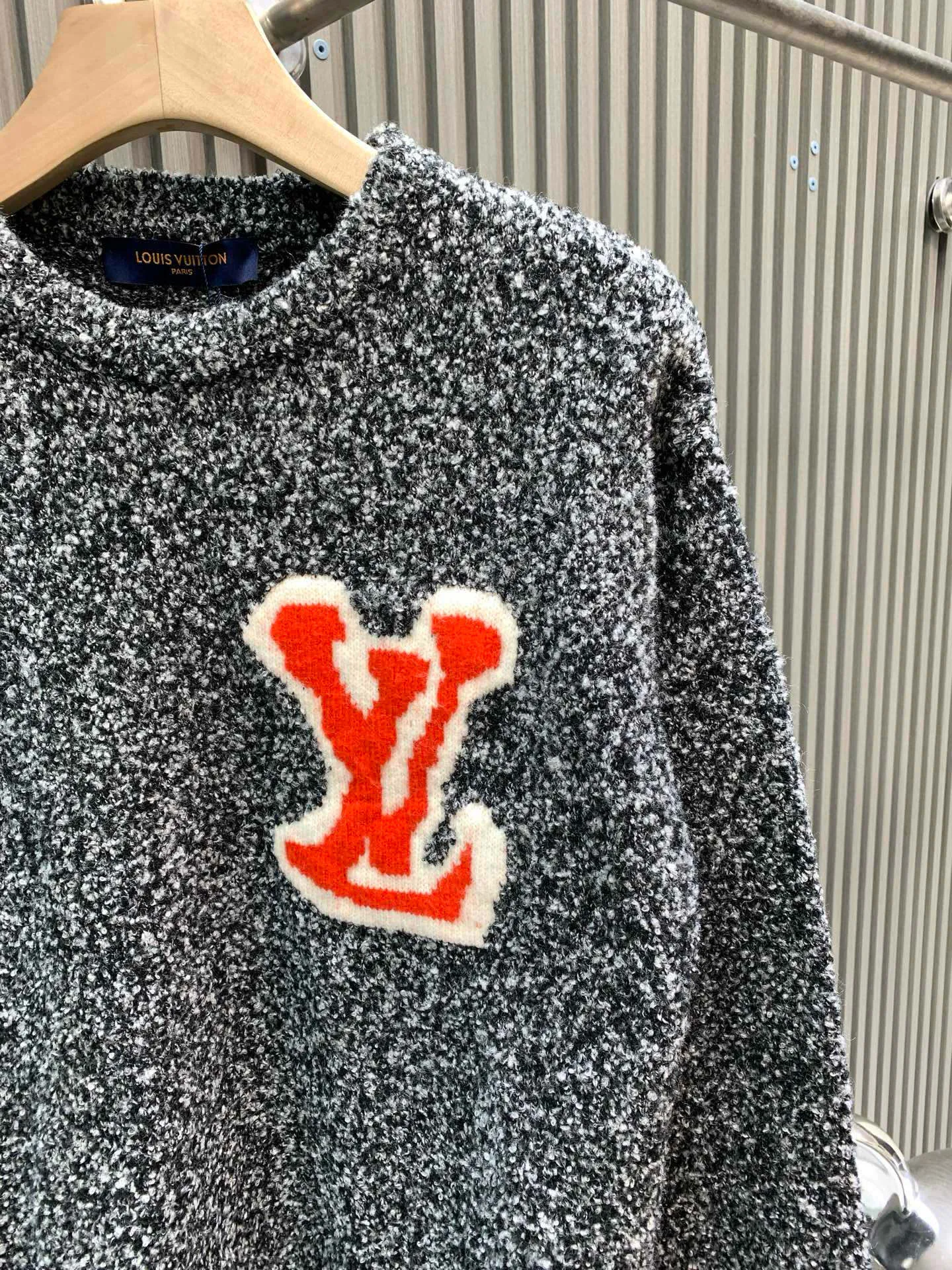 🅿️350 🀄️ Louis Vuitton 1v 25FW mirrored logo intarsia sweater (grey) originally purchased for 10,900, new color in 23 years, custom-woven and dyed sheep wool 55%, yak hair 21%, nylon 20%, spandex 4% wool loop yarn, brown loop yarn with gray color, high ductility and good elasticity It is different from the non-elastic version on the market. The special washing process is very soft and skin-friendly. Positive 3-needle knitting process. The thickness of each stitch of the intarsia at the clothing logo is consistent with ZP. The back logo is a mirror intarsia. The upper body is skin-friendly and versatile. Wear it in front of others. A powerful autumn and winter item.
